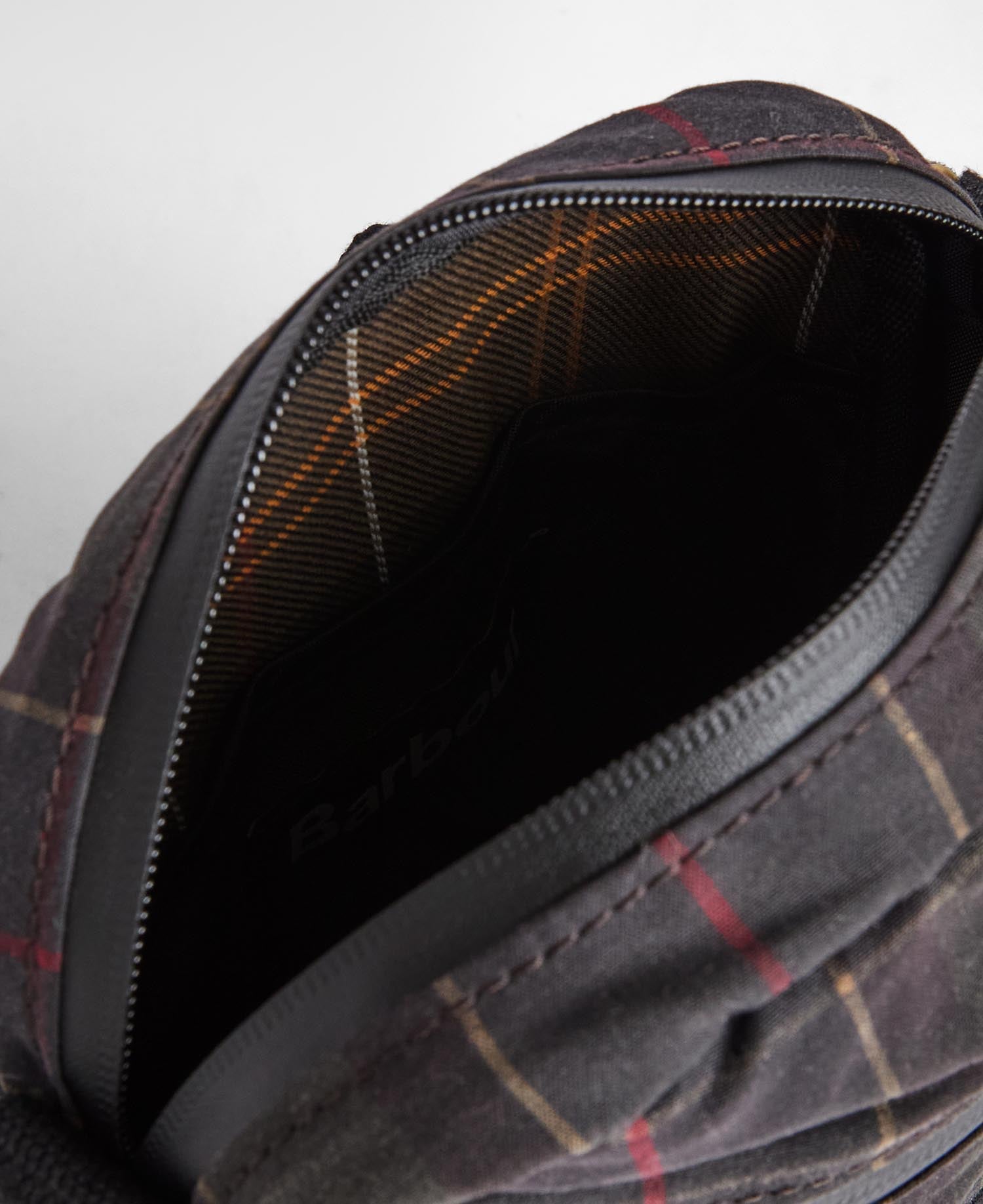 Barbour Umh&auml;ngetasche Field Tartan Waxed Dark Classic Tartan